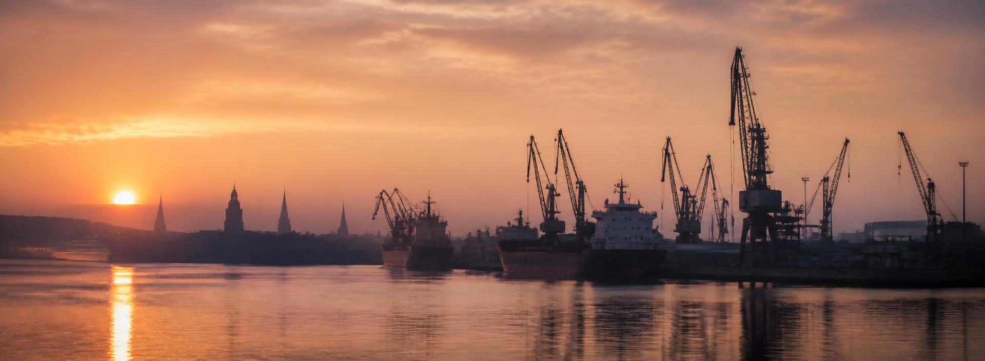 Skyline portuaire au coucher du soleil